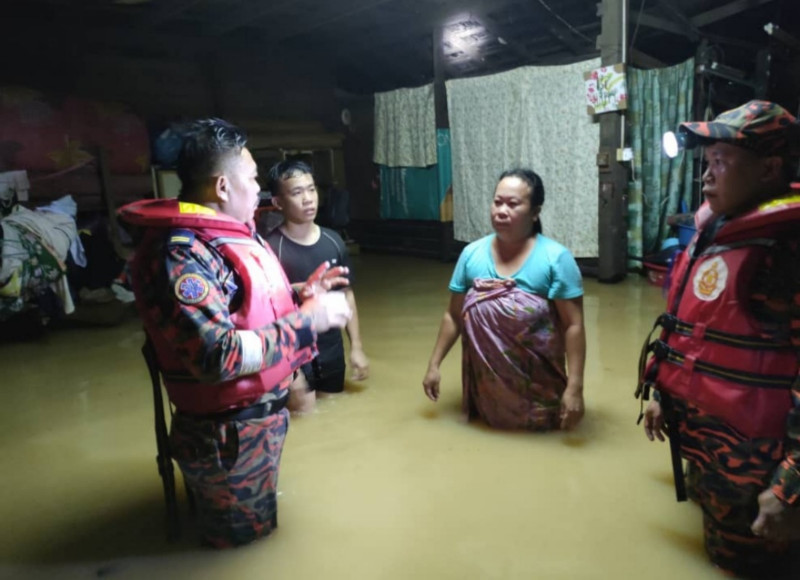 Pregnant woman, son rescued as flash floods hit S’wak school
