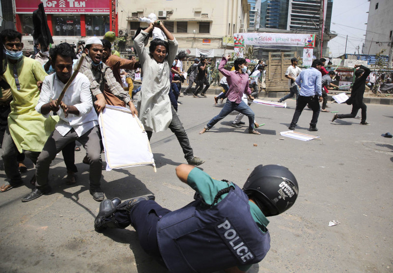 Bangladesh cops fire tear gas, rubber bullets at anti-Modi protesters
