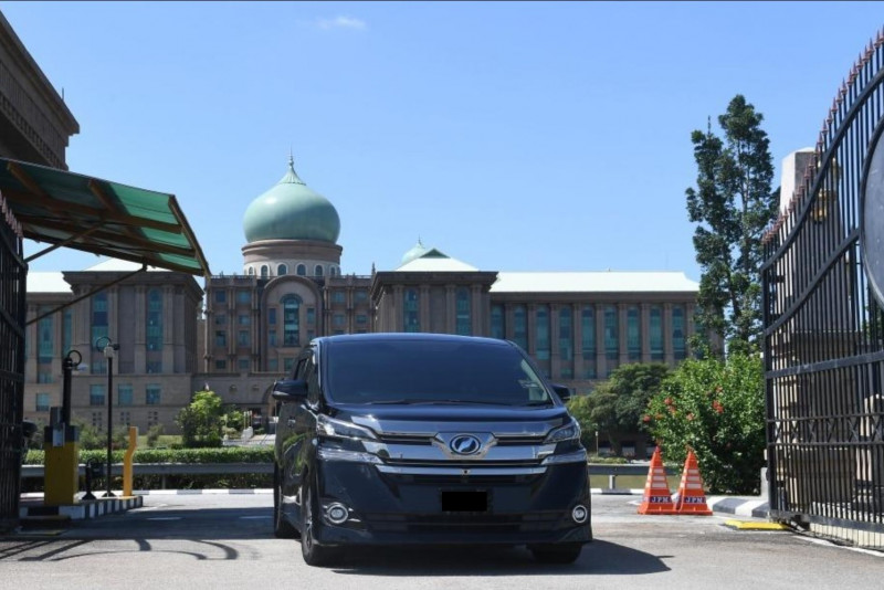 Umno ministers meet Muhyiddin at Perdana Putra