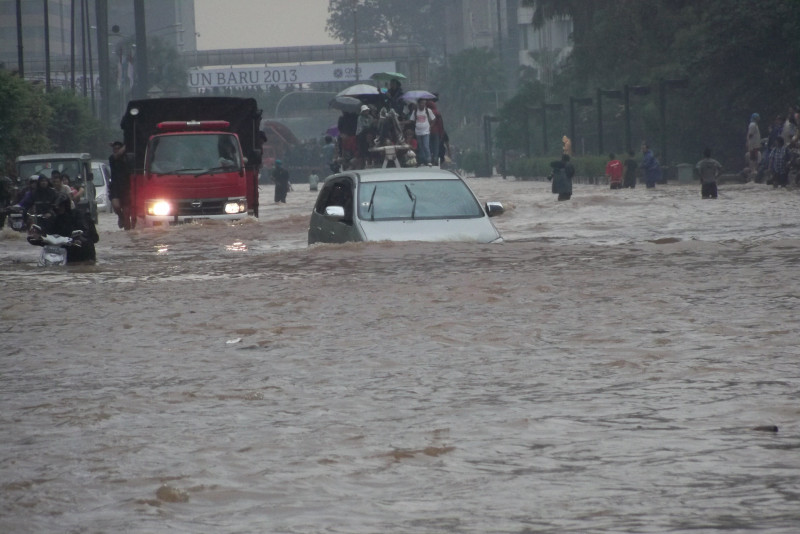 Indonesia flash floods kill 44, toll expected to rise