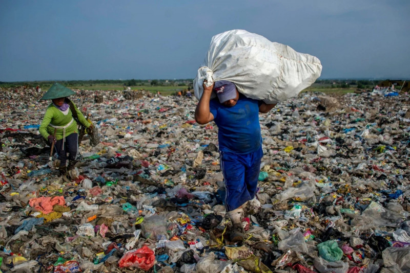 Yeo calls for ‘complete’ plastic dumping ban