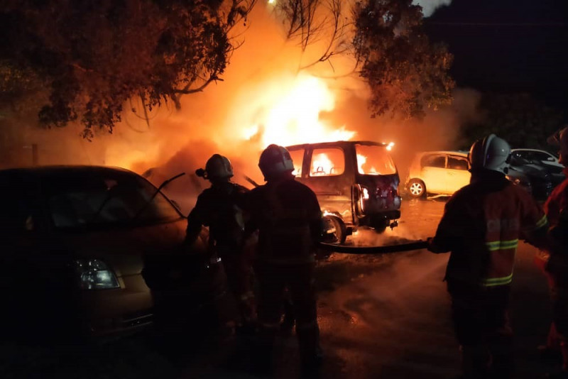 4 vehicles burnt in early morning Penang blaze