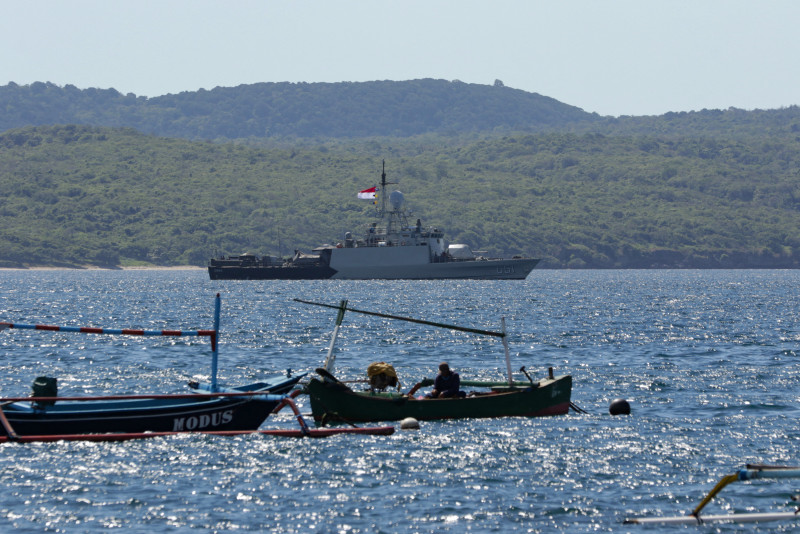 US sends aircraft to aid in Indonesia submarine search