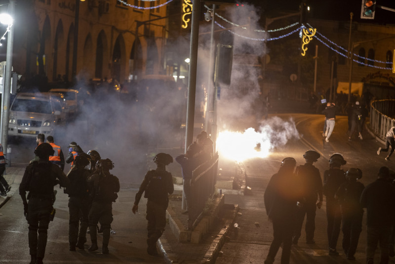 Gaza rockets follow Jerusalem clashes in second night of violence