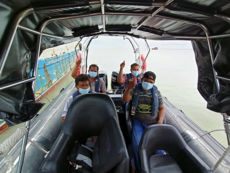 Indonesian crewmen survive sinking of barter trade boats off Pulau Pisang