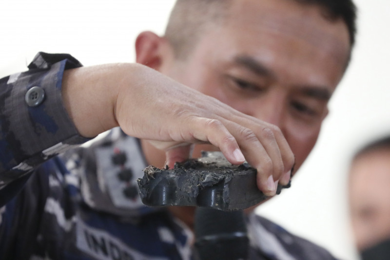Salvage efforts underway for Indonesian sub