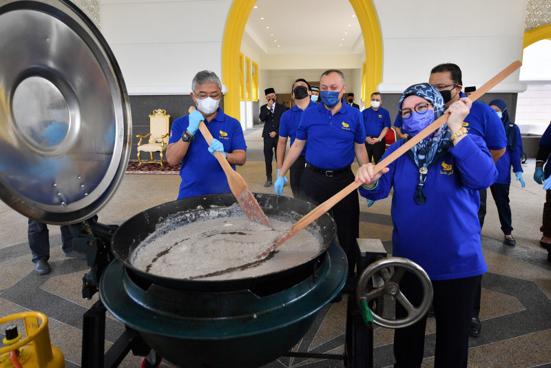 Queen treats frontliners to bubur lambuk after #DengkiKe furore