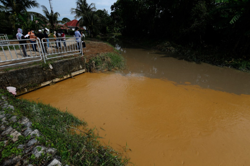 Is Sg Dua water treatment plant dumping hazardous waste into Sg Prai?