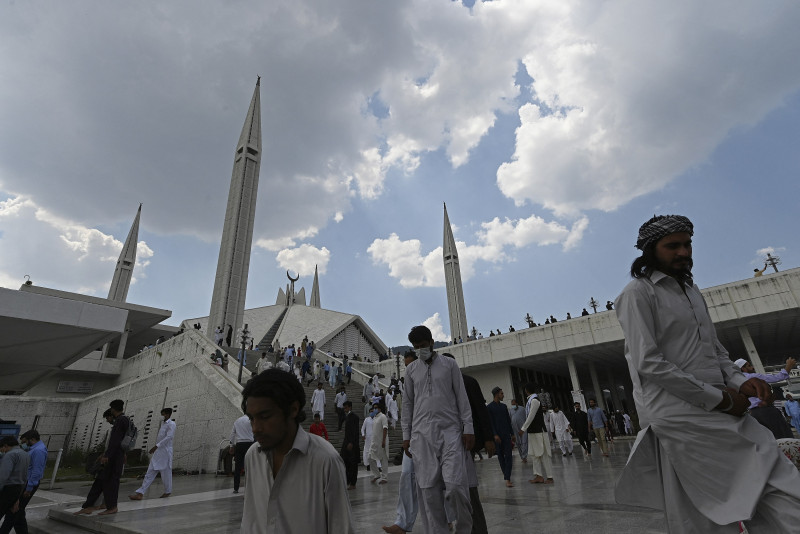 Pakistan imposes Aidilfitri holiday shutdown as virus cases soar