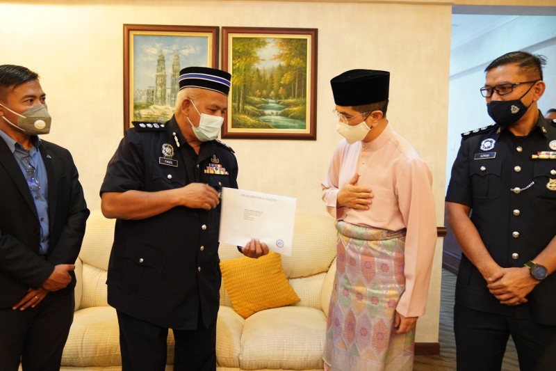 What quarantine? Fresh from overseas, Azmin raises eyebrows with Putrajaya visit