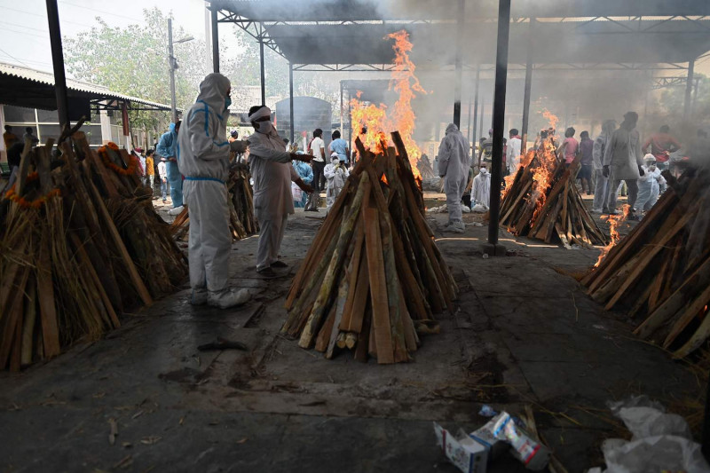 Mass cremations in Sri Lanka amid backlog of Covid-19 dead