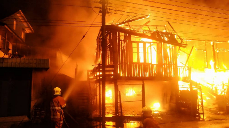 20 escape fiery death in Sibu as 6 houses burn down
