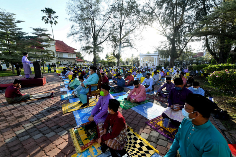 Perlis holds Aidilfitri prayers outdoors at Istana Arau