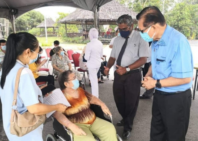 Leave your kids at home, irked Miri disaster management chief tells shopping parents