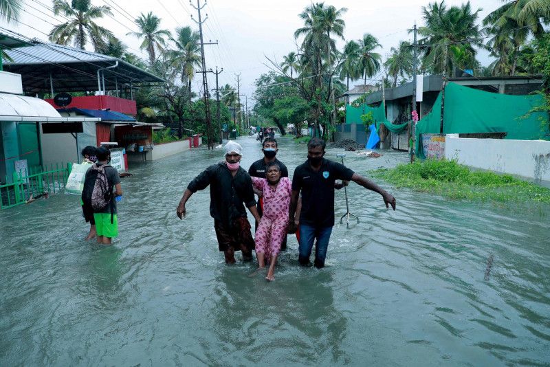 6 dead as powerful cyclone approaches western India