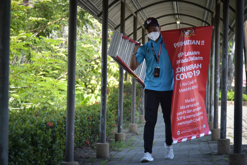 Residents puzzled by sudden removal of Labuan’s Covid-19 red zone banners