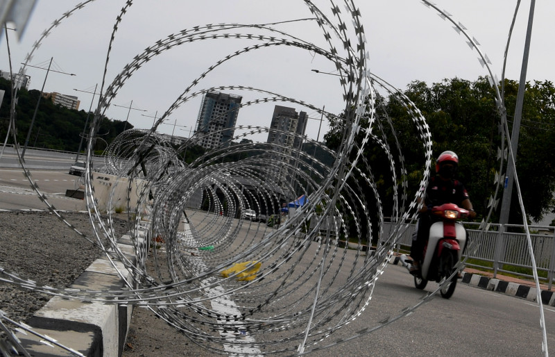 Cops warn Bayan Lepas residents under EMCO not to leave