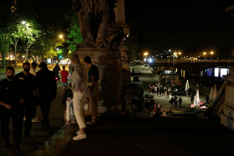 Partying youths defy Paris police for third night running