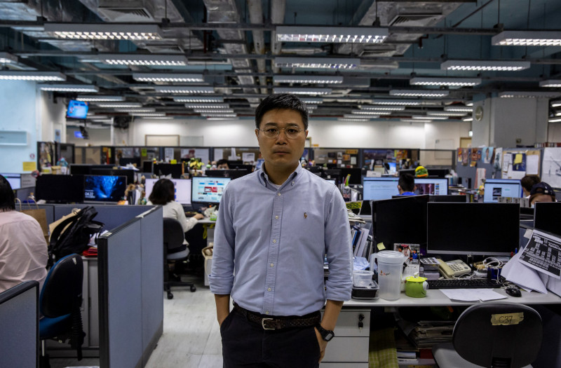 Hong Kong police raid pro-democracy newspaper Apple Daily, arrest five