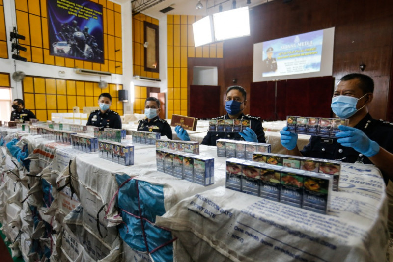 Smokes syndicate busted with RM7.8 mil worth of cigarettes, kretek