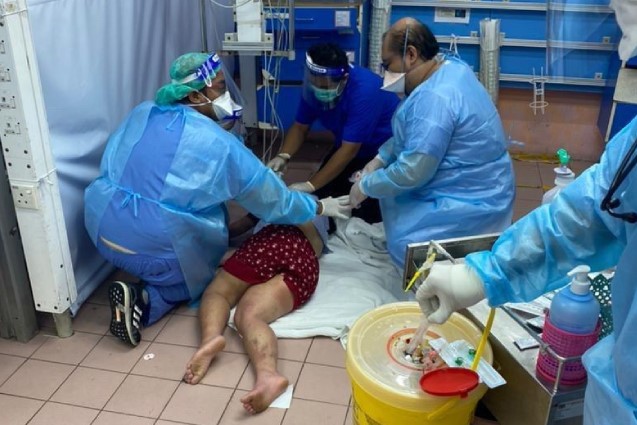 HKL frontliners give CPR to Covid-19 patient on emergency dept floor