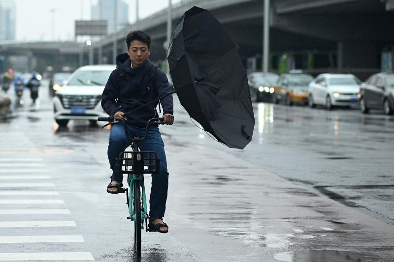 Beijing cancels flights, closes schools as storm hits