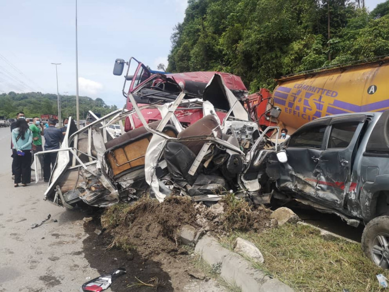 Three people injured in nine-vehicle pile-up in Sarawak
