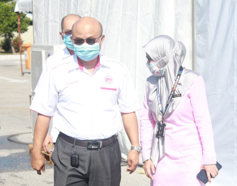 Now you can be photographers: S’gor health director scoffs at doctors resigning