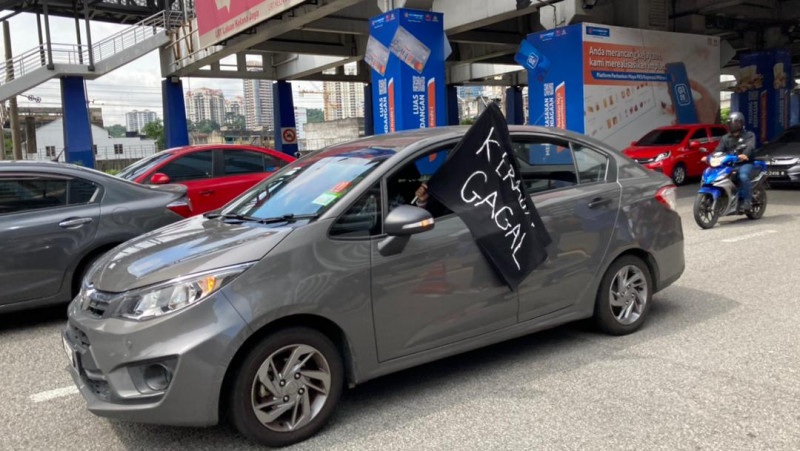 [UPDATED] Black flags fly in city centre as #Lawan rally takes to road