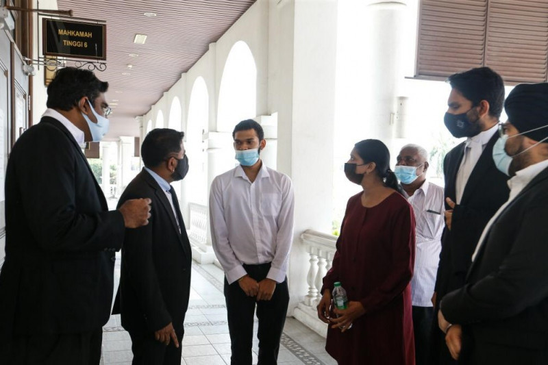 Activist hit with gag order in Nhaveen murder trial