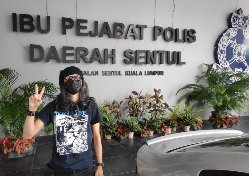 ‘Macam biasa, pape roger’: Fahmi Reza cheerfully takes police questioning in stride