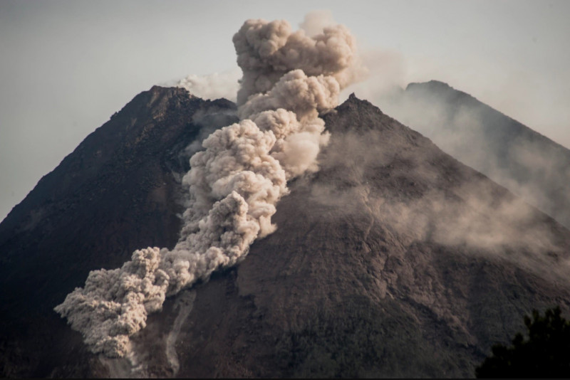 Indonesia’s Mt Merapi erupts, shoots 3.5km smoke into air