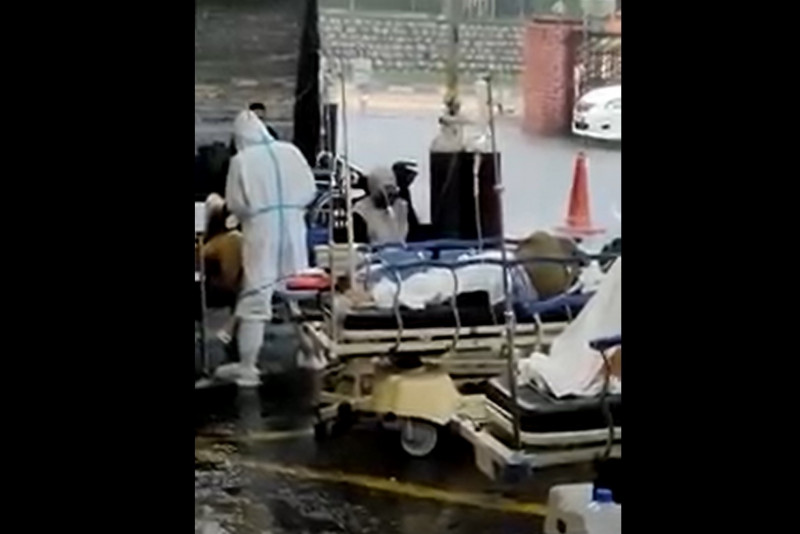 Heavy rains endanger Covid-19 patients camped outside Bukit Mertajam Hospital