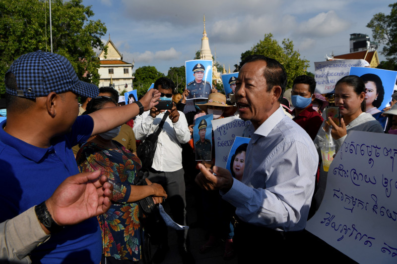 Cambodian court jails union leader 2 years over border comments