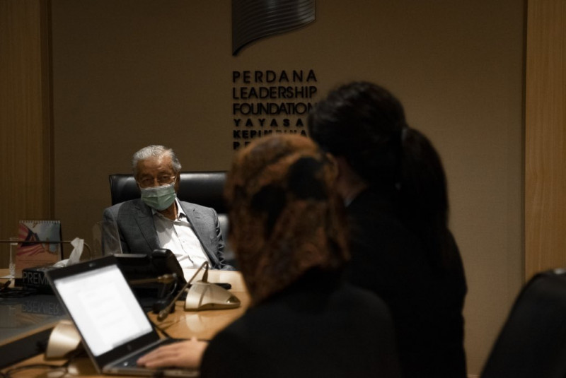 Police question Dr Mahathir, Mukhriz over Parliament march