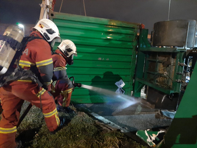 20-tonne container lorry overturns, spills corrosives on Kesas Highway