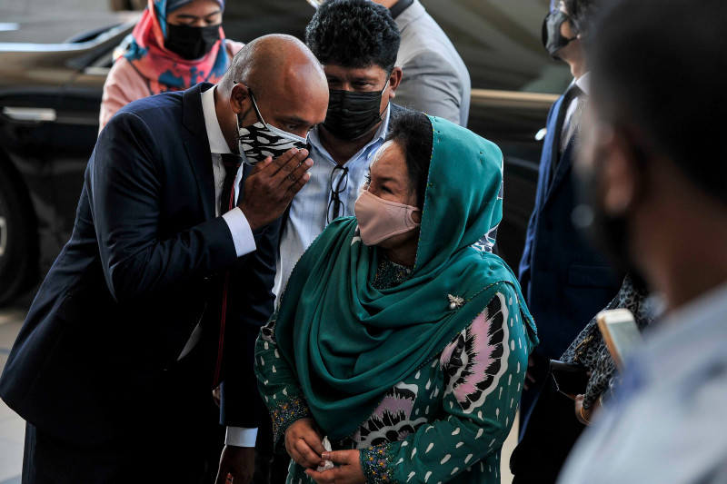 Rosmah breaks down during graft trial, claims malicious, selective prosecution