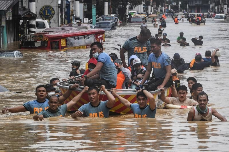 9 dead as massive storm sweeps through Philippine villages