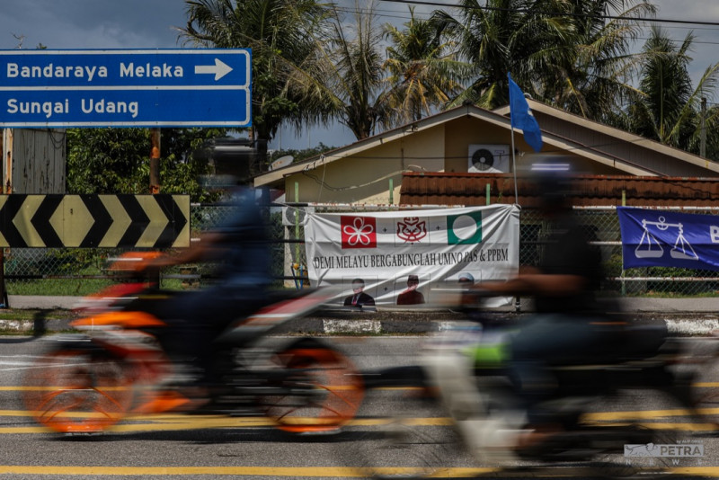 Tight jostling in Melaka with multi-cornered fights in most seats