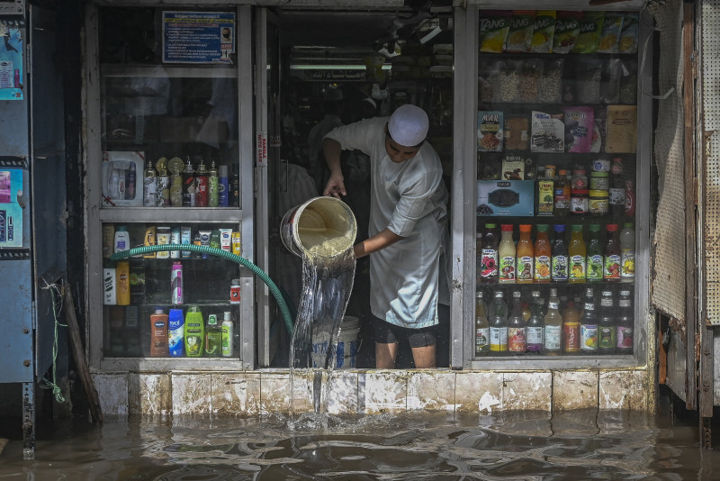 At least 30 dead or missing in India floods: reports