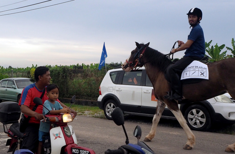Melaka independent candidate stumps in Serkam on horseback