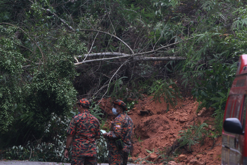 [UPDATED] 1 dead in Cameron Highlands landslide, search ongoing for other victims