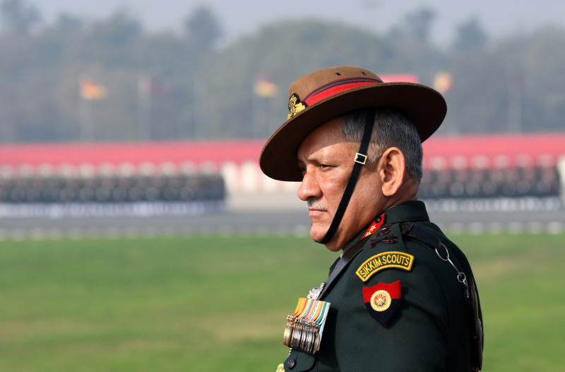 Helicopter crashes with India military chief on board