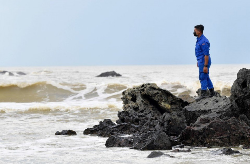 Tg Balau sinking: coastal search continues, sea operations halted