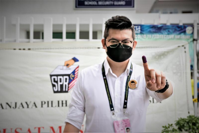 Voting kicks off under cloudy skies in southern Kuching hot seats