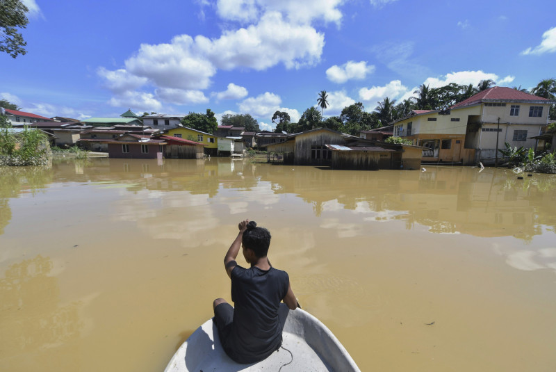 Kelantan family stays at bus stop each time floods hit