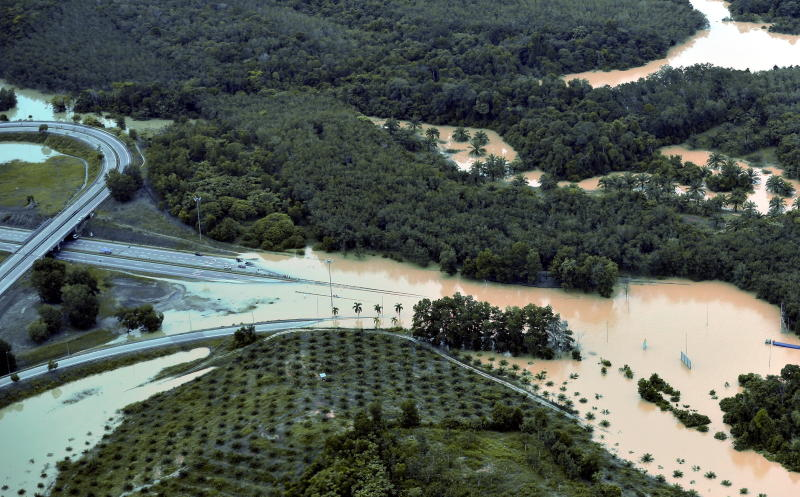 450 people rescued from floods, landslides along Karak highway