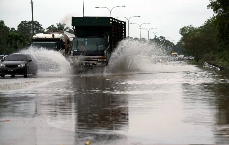 Several KL roads remain closed, 21 landslides reported