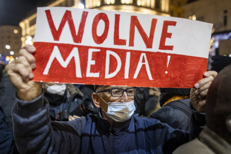 Thousands protest Polish media law