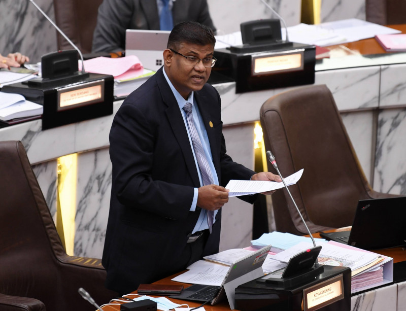 Kota Kemuning rep argues with cop to let him distribute food in flood-hit areas